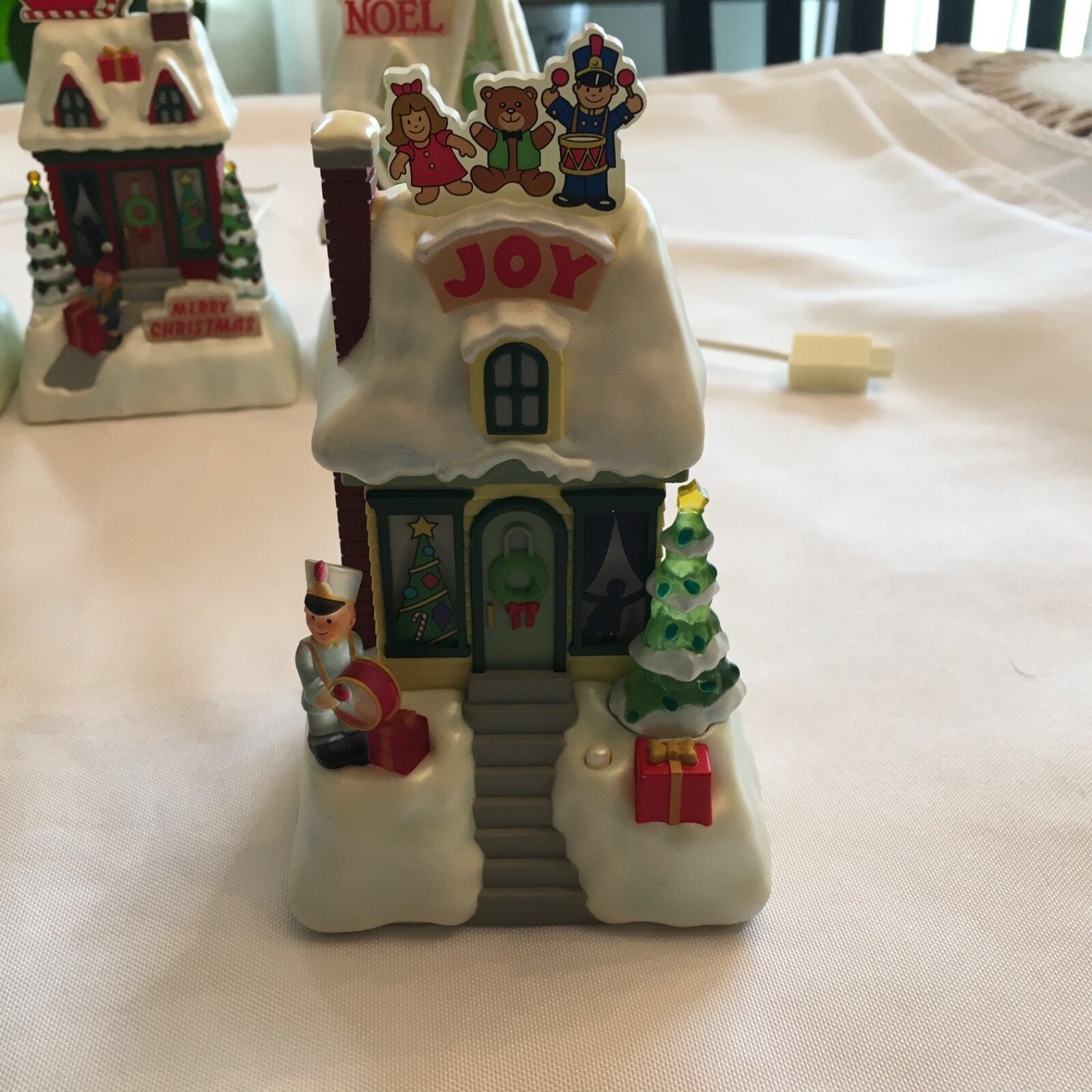 2009 Set 4 Hallmark Christmas Caroling Cottages Synchronize Music