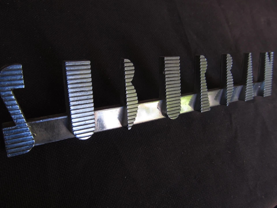 Usado 1957 1958 Plymouth Suburban Wagon emblema 1686261 Foto 2 de 4