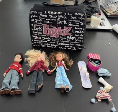 Bratz preowned dolls With Accessories With Case Vintage