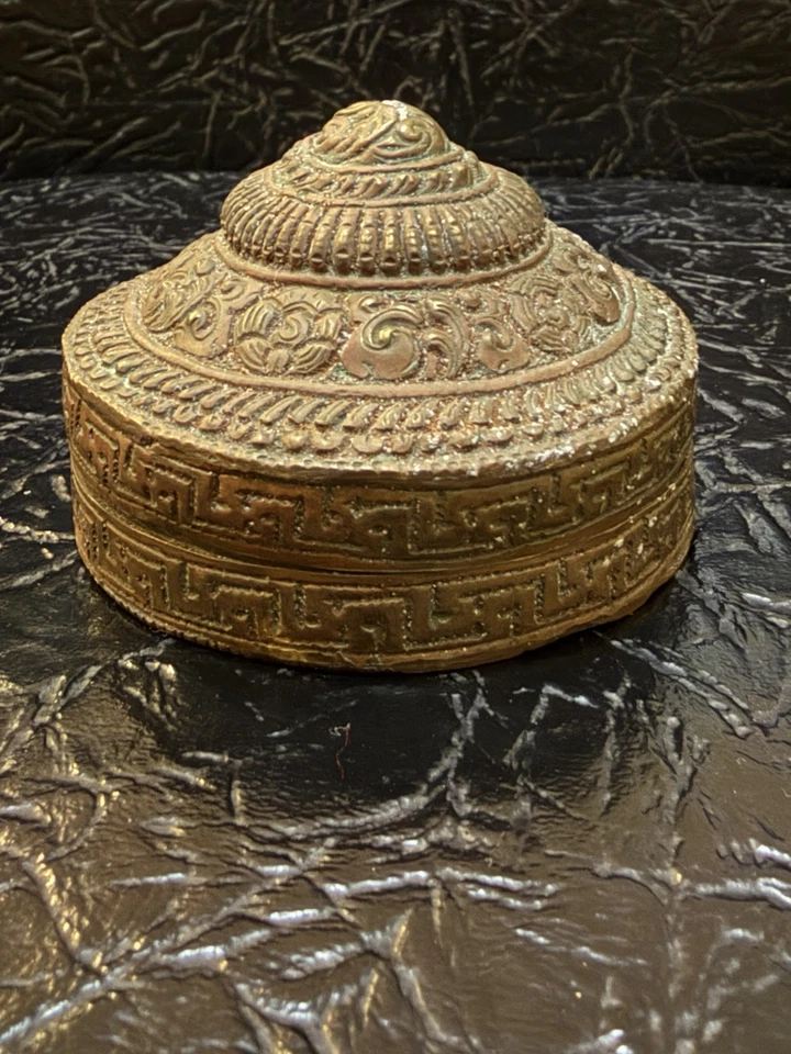 "Antigua caja de betel tibetano nepalí de latón cal reposada con bisagras 2,5""" Foto 2 de 4