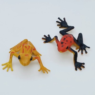 Lot 2 PVC Figures Tree Frog & Posion Dart Frog 1994 Frogs vintage genuine