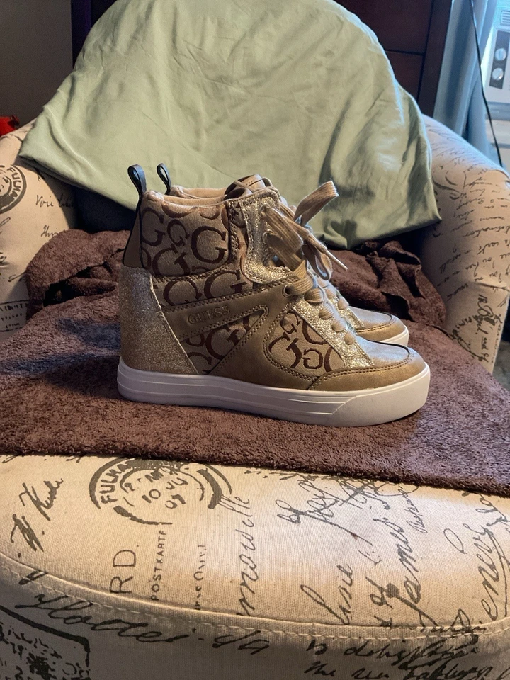 Bota deportiva de cuña GUESS para mujer Foto 2 de 2