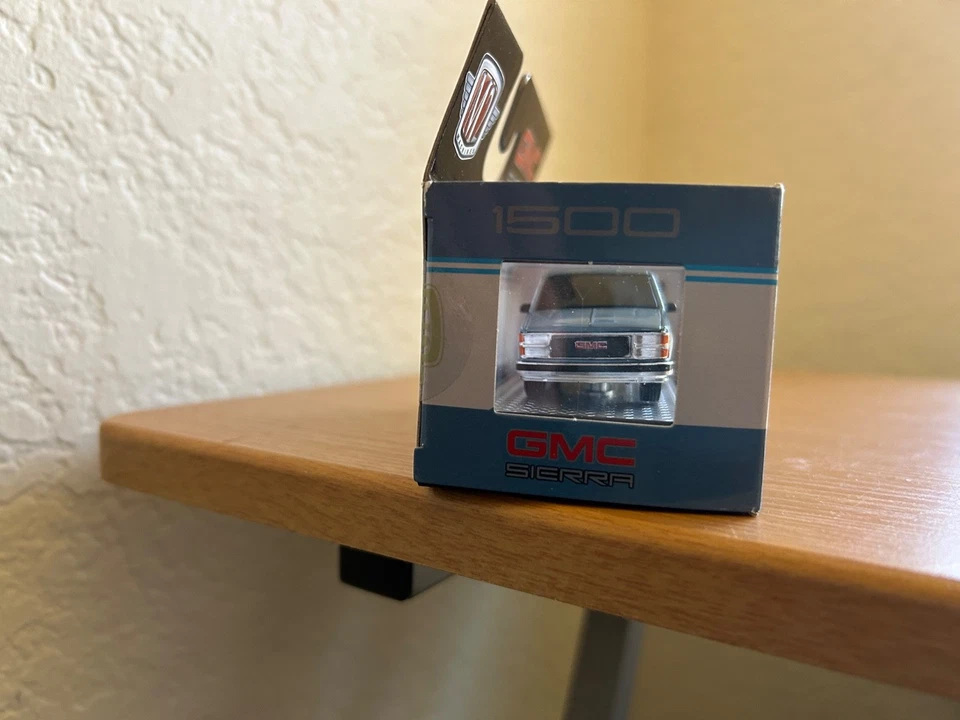 M2 1:64 1988 GMC Sierra 1500 pickup truck ~ S118 - Image 3 of 4