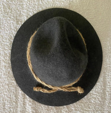 Trachtenhut Tirolerhut Dreispitz schwarz weich hellbraune geflochtene Kordel 57