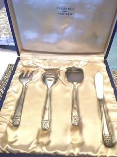 Ecrin avec 4 pièces de service à hors d'oeuvre métal argenté Art déco