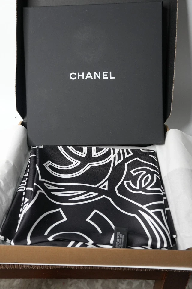 CHANEL Bufanda Seda Blanco Con Caja 90×90cm LOGO CC Foto 4 de 4