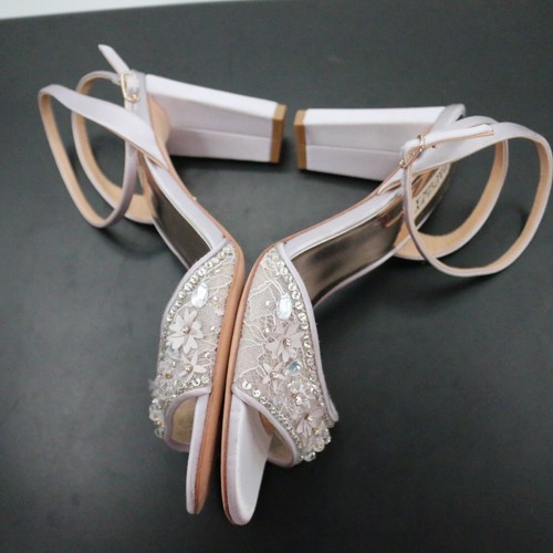 Sandalia Badgley Mischka Tayten con tiras para mujer 8,5 plateada textil tacón floral - Imagen 12 de 15