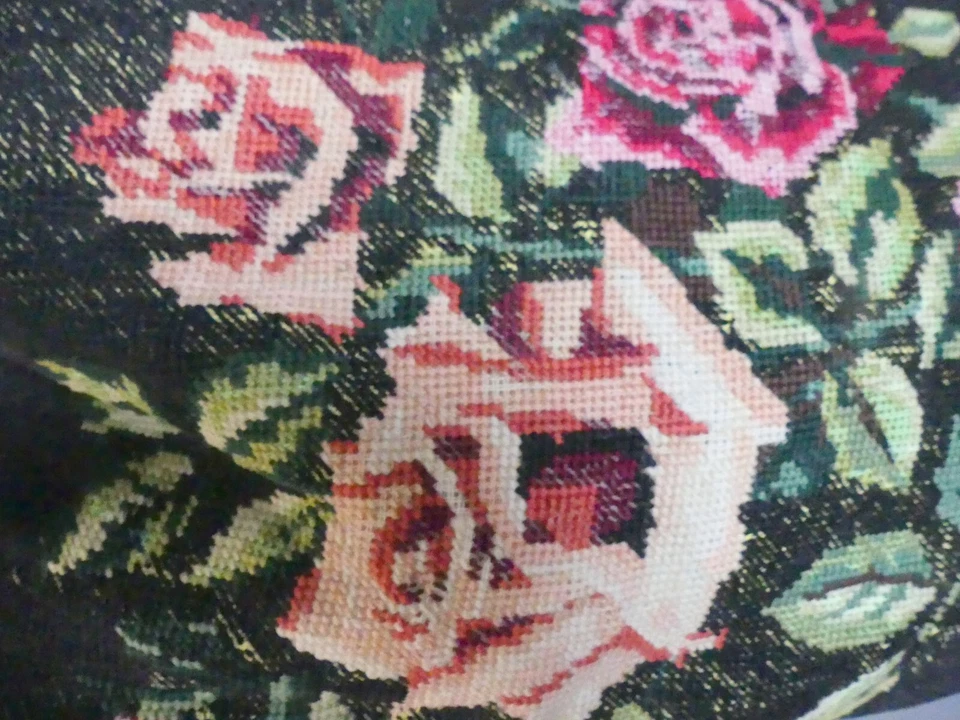 Canevas ancien ROSES monté en Coussin couture à rectifier voir photos 45cmX31cm - Photo 3/4