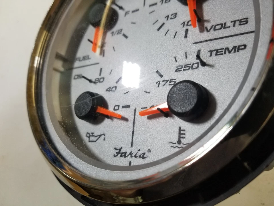 Medidor multifunción para barco marino Faria Chesapeake - combustible, voltios, aceite, temperatura 4,25" Foto 3 de 4