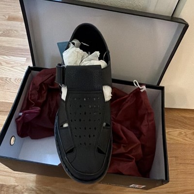 toto Men's Black Sandals US 9. Inner soles are risers to increase wearers height