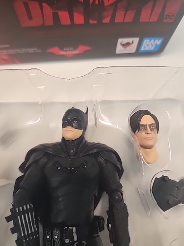 Bandai SHF S.H. Figuarts DC Universe THE BATMAN Action Figure Robert Pattinson - Picture 7 of 8