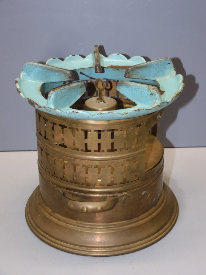 - ANCIEN RECHAUD A PETROLE LAITON et FONTE EMAILLEE ART DECO  FORME RONDE    D - Photo 3/4