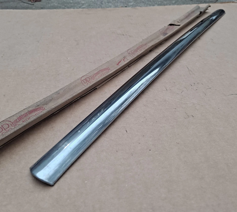 1946-1948 Plymouth P15 Special Deluxe NOS MoPar Moldagem de porta do motorista frontal esquerdo - Imagem 2 de 4