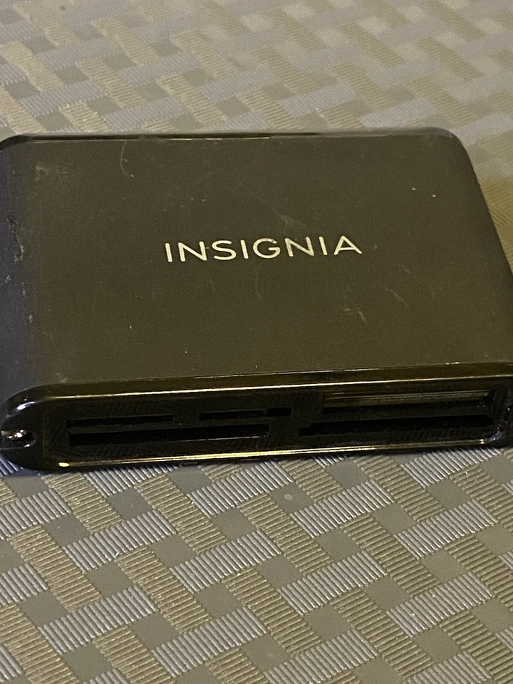 Insignia NS-CR20A1 Black Portable USB 2.0 Multiformat Memory Card Reader - Image 2 of 4