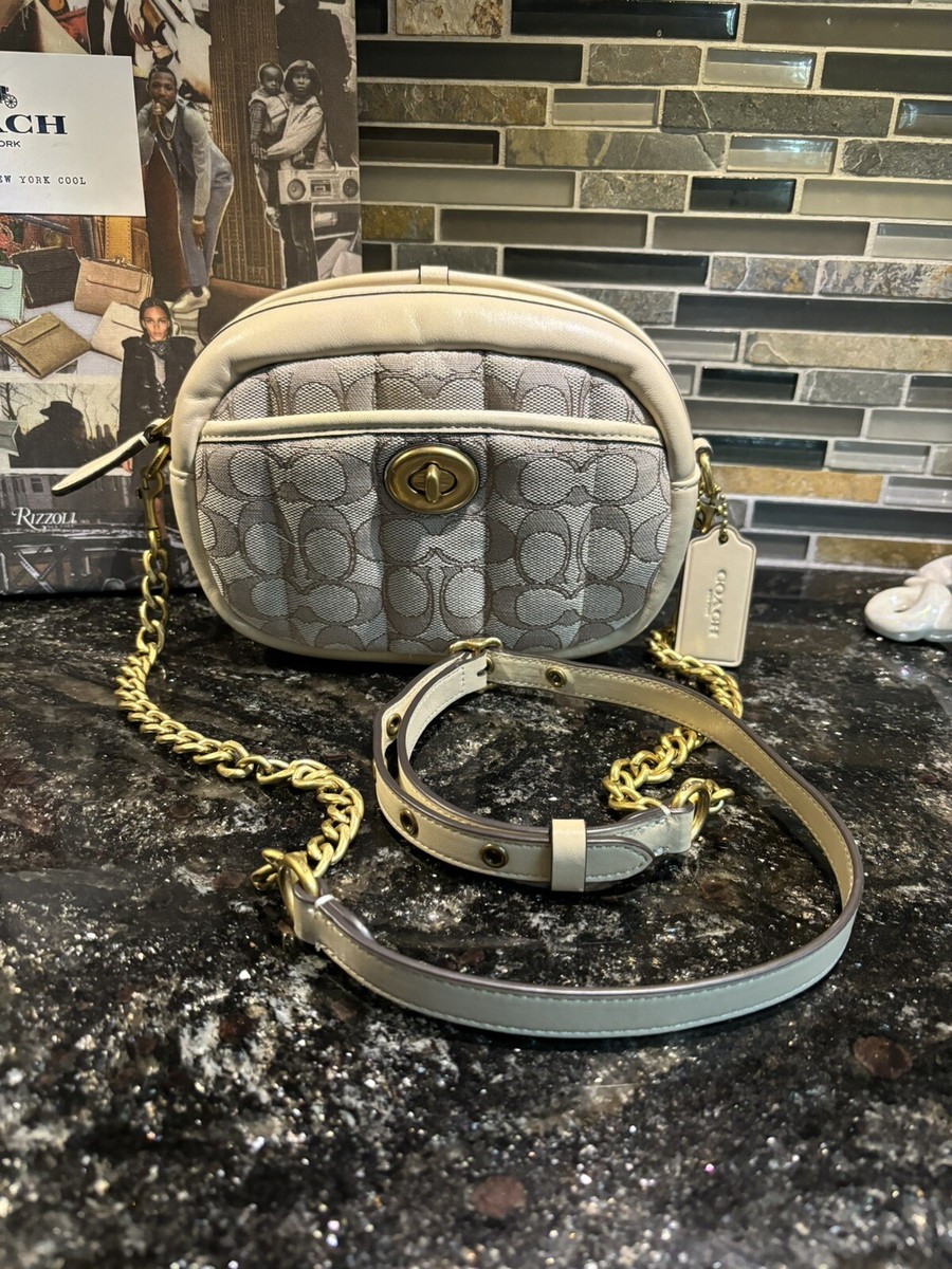 SALE！【COACH】ショルダーバッグ COACH Small Camera Bag In Signature Canvas W Quilting