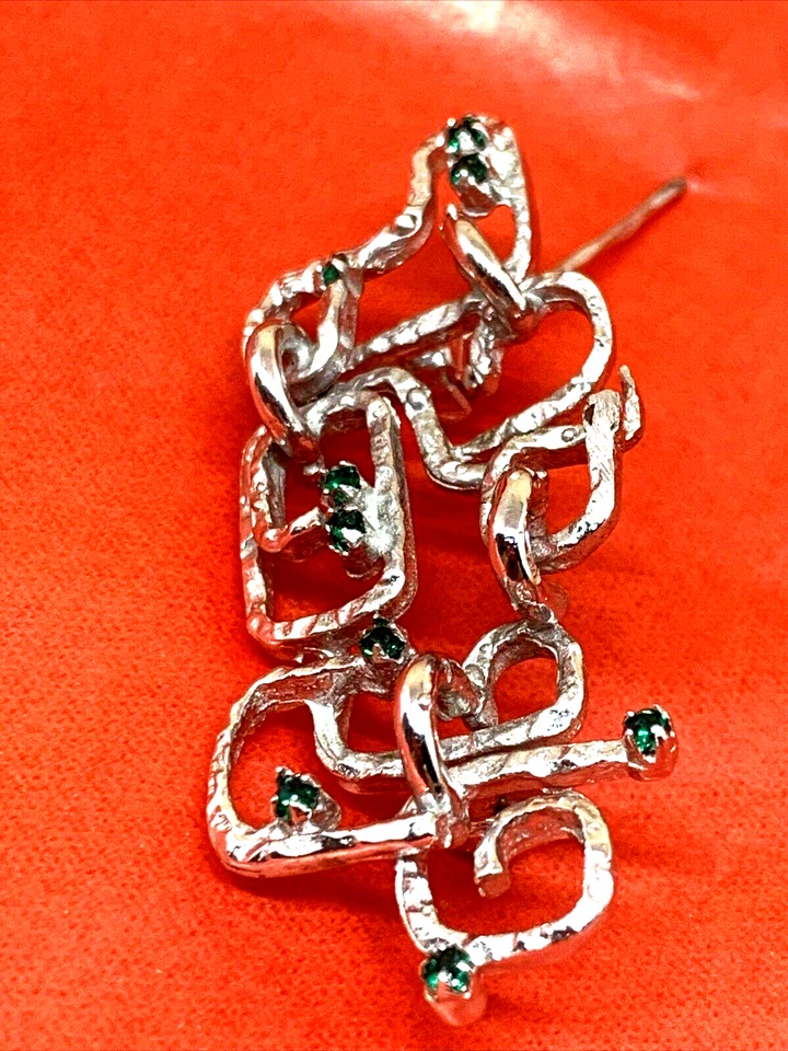 SPILLA IN ARGENTO 800 MODERNISTA, ANNI 70 MARTELLATA E LUCIDA CON 9 PIETRE VERDI - Immagine 4 di 4