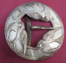 BOUCLE de CEINTURE ART NOUVEAU vers 1900 VOL d'HIRONDELLES métal argenté ø: 7 cm