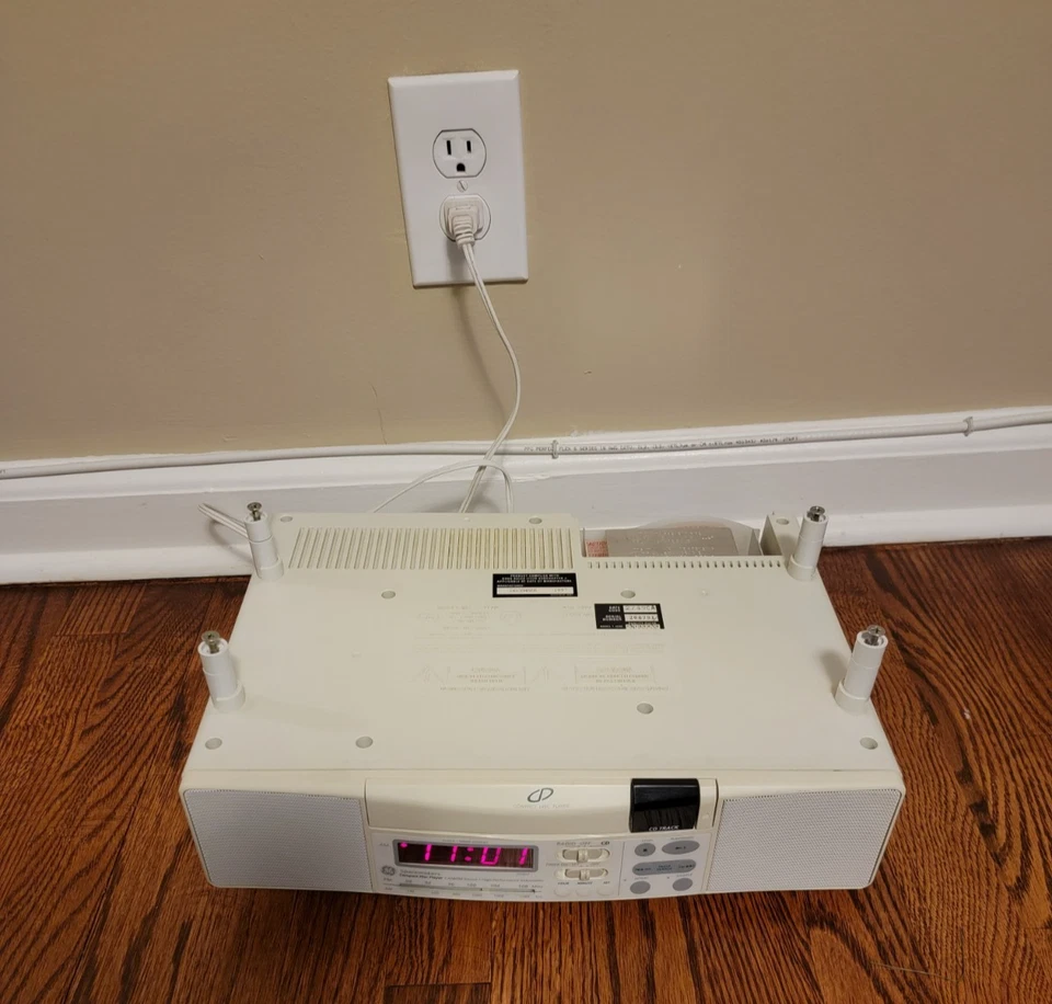 GE Spacemaker Undercabinet AM FM Radio CD Player Clock Light Model 7-4290D, READ - Image 2 of 4