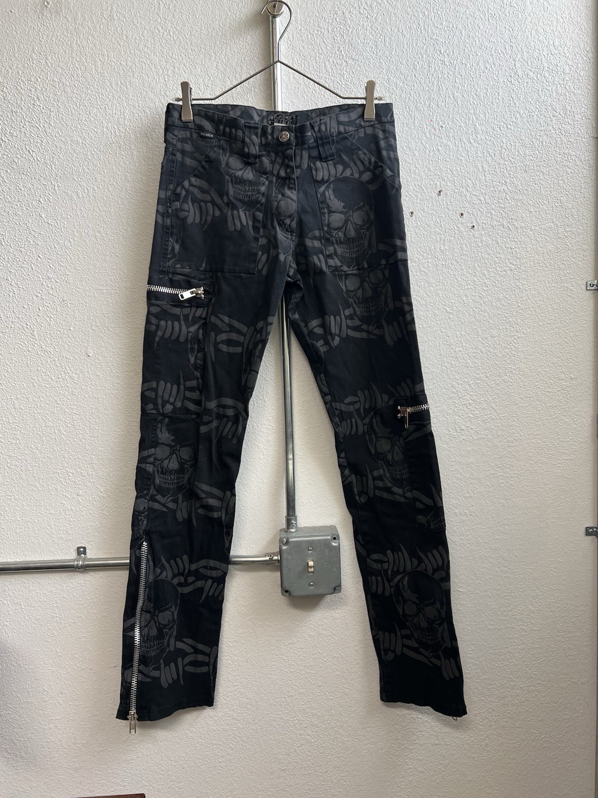 Pantalones negros Serious Brand Skull Barbwire Rocker Club Wear talla 32