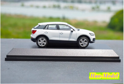 AudiアウディQ2ホワイトミニカー 1：43 1/43 Dealer Edition Audi Q2 (White) Enclosed Diecast Car Model