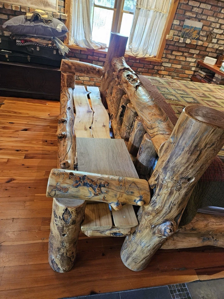 Hermoso marco de cama Aspen envejecido en un king con estribo/banco adjunto Foto 4 de 4