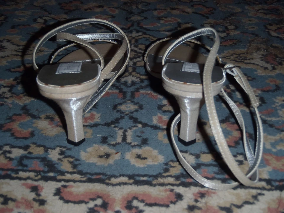 Sapatos formais de casamento retoques prata cetim biqueira aberta ~ tamanho 6M novo na caixa muito bom - Imagem 3 de 4