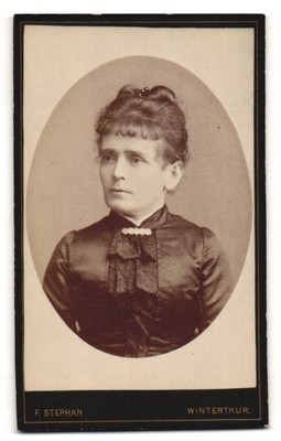 Fotografie F. Stephan, Winterthur, Bürgerliche Frau im hochschließenden Kleid 