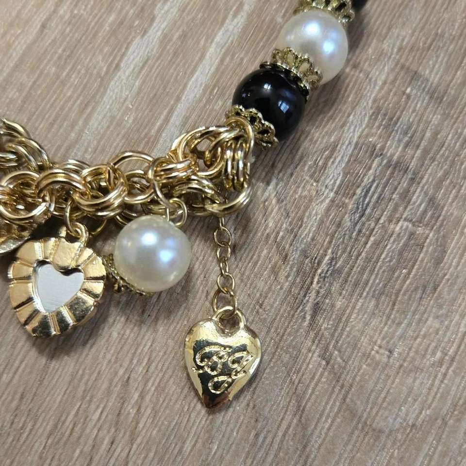 Pulsera Betsey Johnson con dije elástico en corazón de perlas blancas y negras Foto 3 de 3