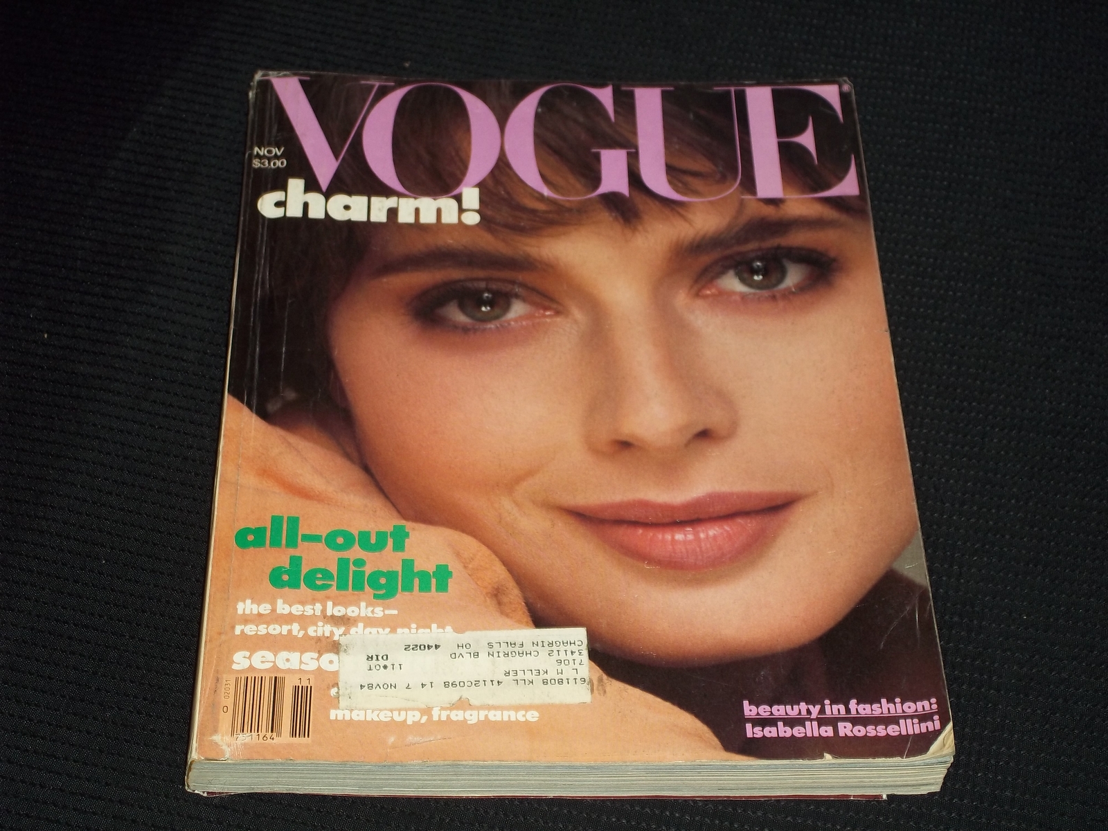 1982 NOVEMBER VOGUE MAGAZINE - ISABELLA ROSSELLINI FASHION FRONT COVER - H 4503