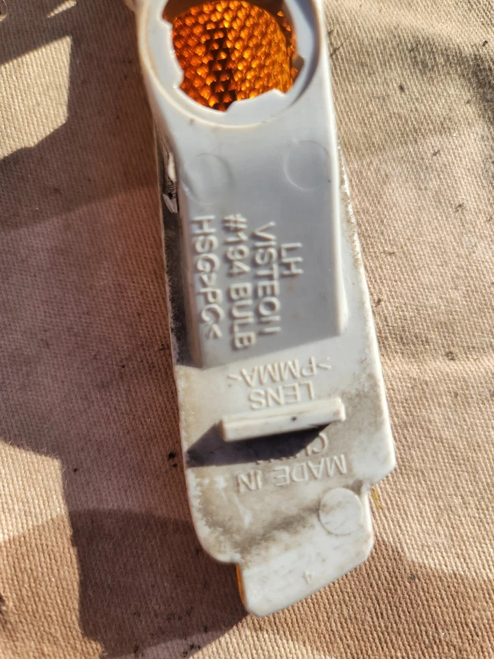 2010-2015 Chevy Camaro SS Coupe Front Right Bumper Marker Lamp Light 92246244 - Image 4 of 4