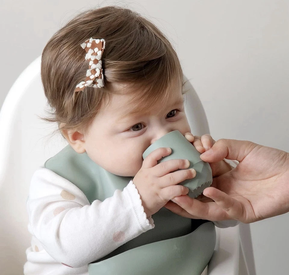 Utensilios de silicona para bebés SAMiGO - cucharas autoalimentables y pequeña taza de entrenamiento Foto 2 de 4