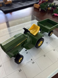 John Deere ERTL 1/32 Scale Die-Cast With Dump Cart