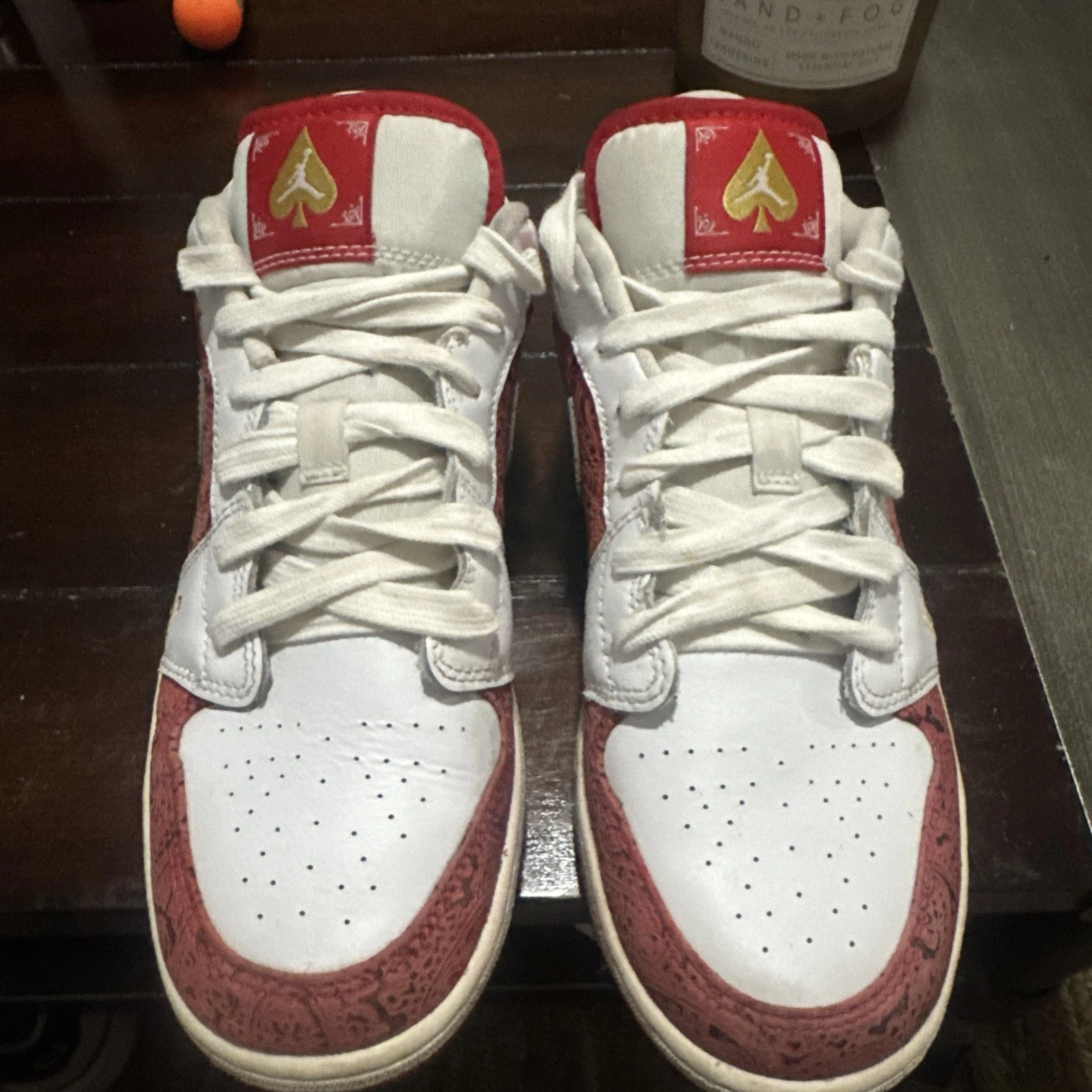 Air Jordan 1 Low SE "Spades" bianco oro metallizzato taglia 7 anni