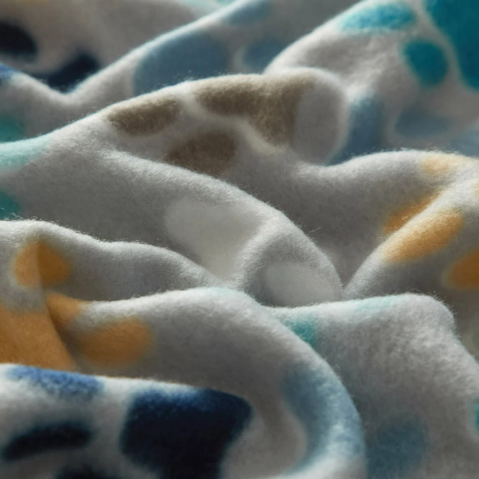 Mainstays Acogedora Manta de Vellón Gris Pata 50x60 Suave y Ligera Foto 4 de 4