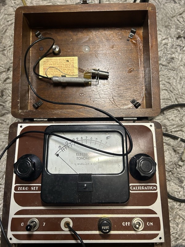 V. Mueller & Co. Electronic Tonometer. Powers On. Rare Vacuum Tubes.