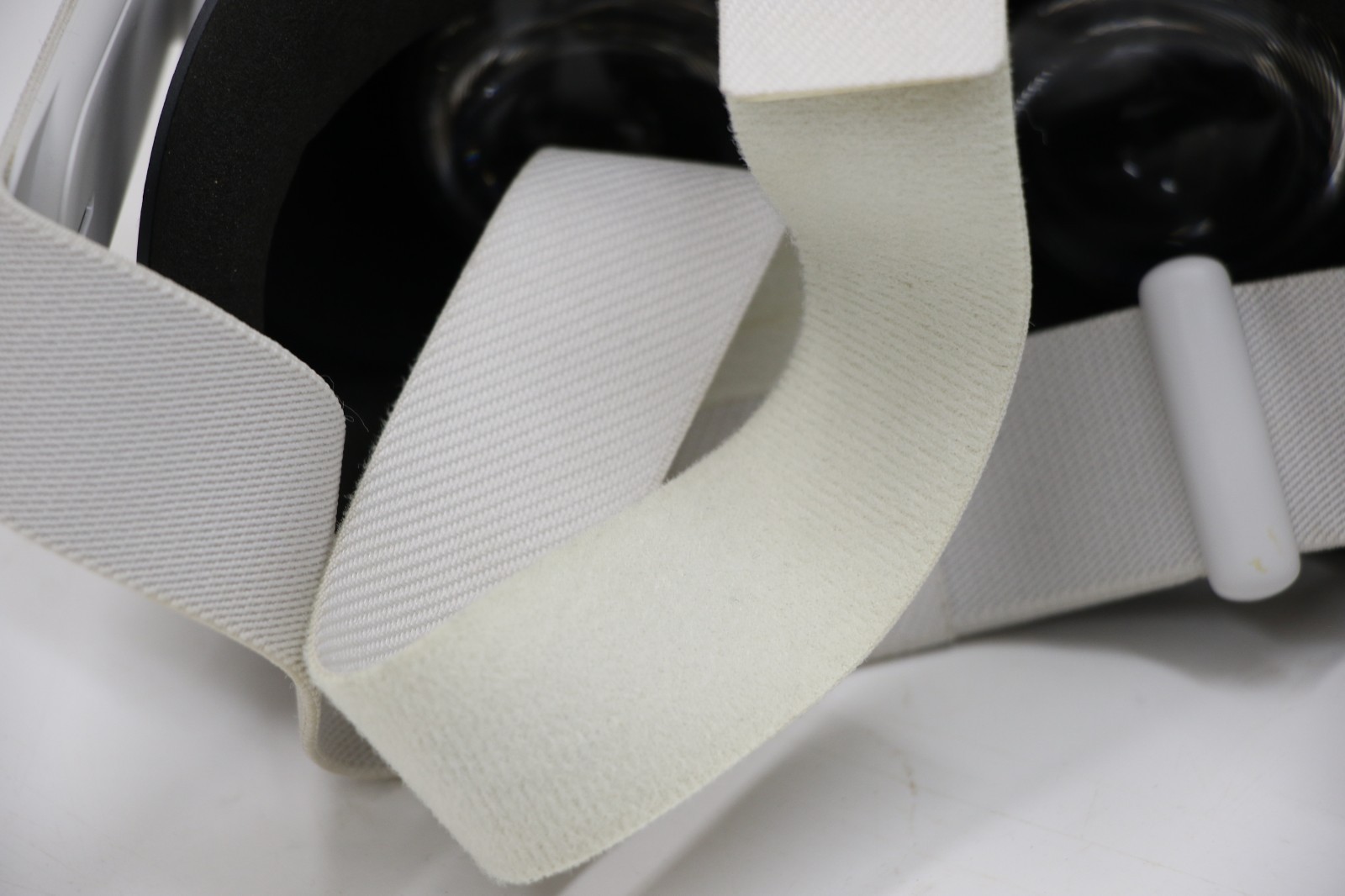 Oculus Quest 128GB Advanced All-in-One Virtual Reality VR Headset Set - White