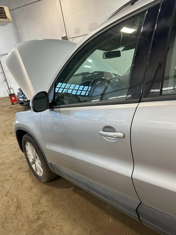 Used Front Left Door Assembly Front fits: 2017 Volkswagen Tiguan electric Front Foto 2 de 4