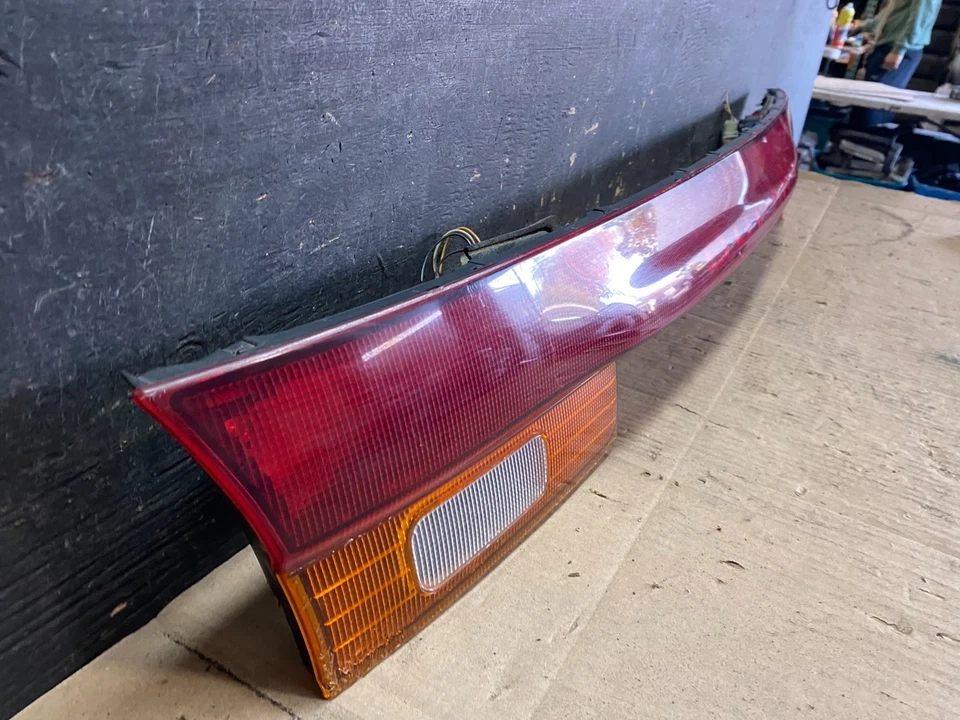 Panel de luz trasera central montado en el maletero Subaru Legacy Wagon 1995 a 1996 U6353 DG Foto 3 de 4