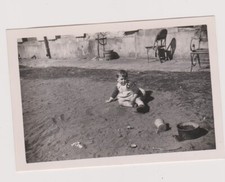 🐾 Photo Vintage Enfant Jouant Extérieur Mobilier Beaupré Rare Scène Enfance 🐾