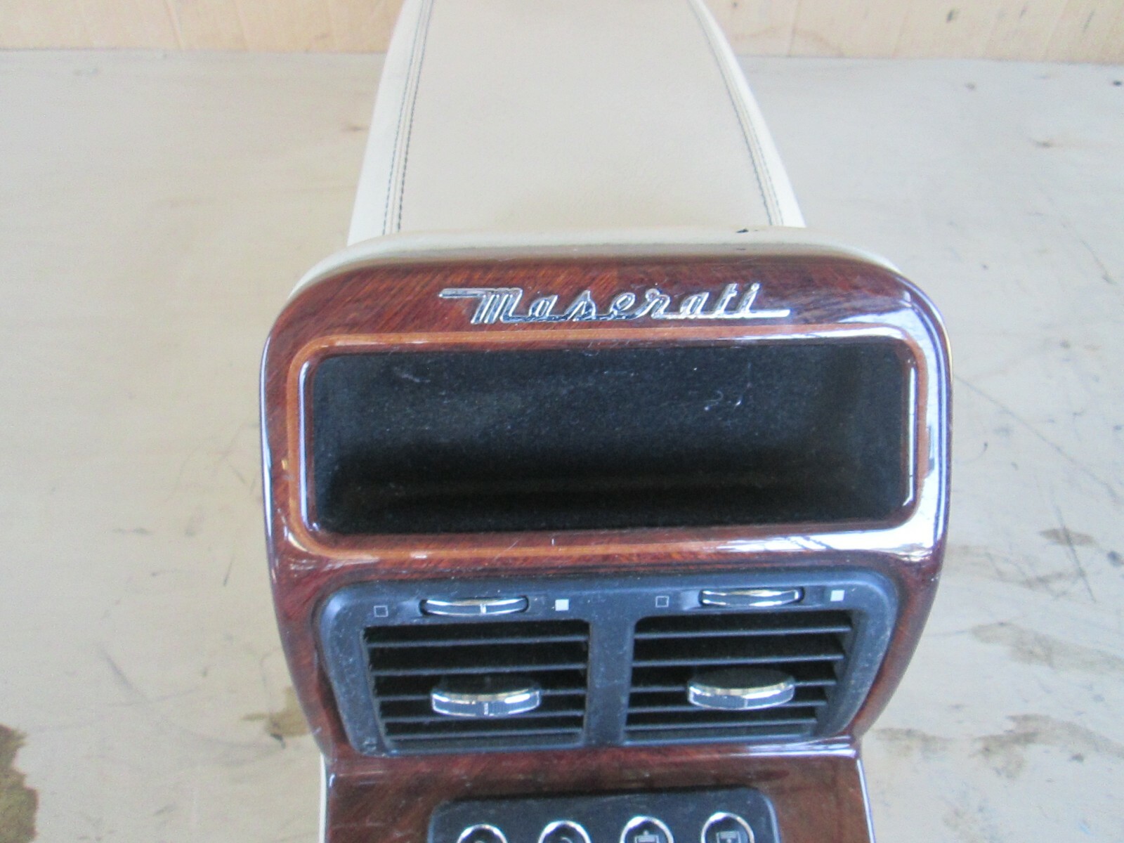 Maserati Quattroporte - Center Console , Arm Rest - Avorio 