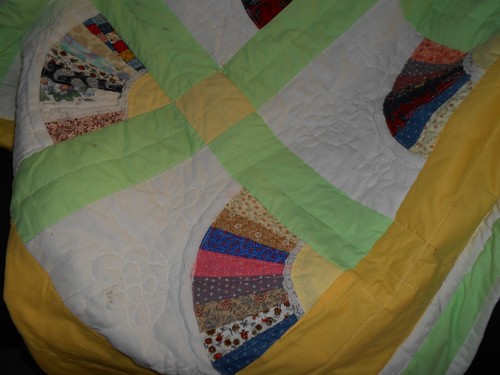 Quilt 60 x 75~ and ~1 Pillow Sham 18 x 18 Excellent condition - Picture 9 of 13