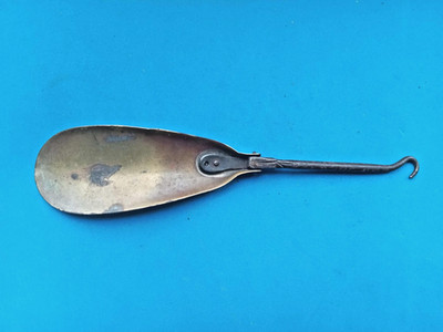 Antiker klappbarer amerikanischer Messing Schuhlöffel und Knopfhaken aus dem 19. Jh. um 1882