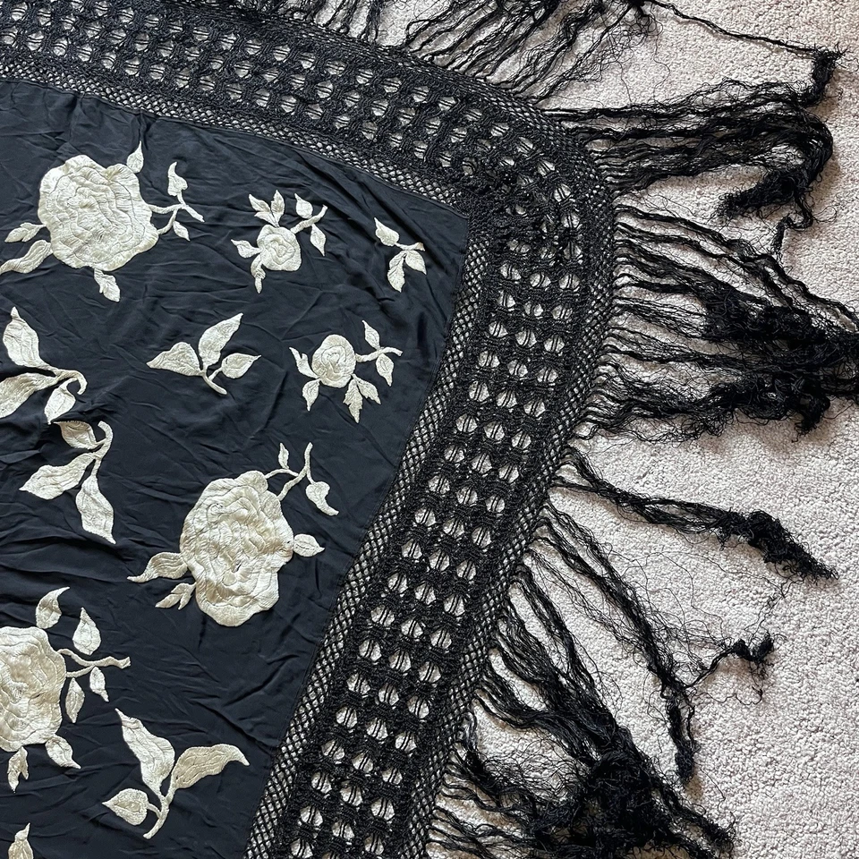 Mantón de piano floral bordado negro y gris vintage años 1920-30 Foto 4 de 4