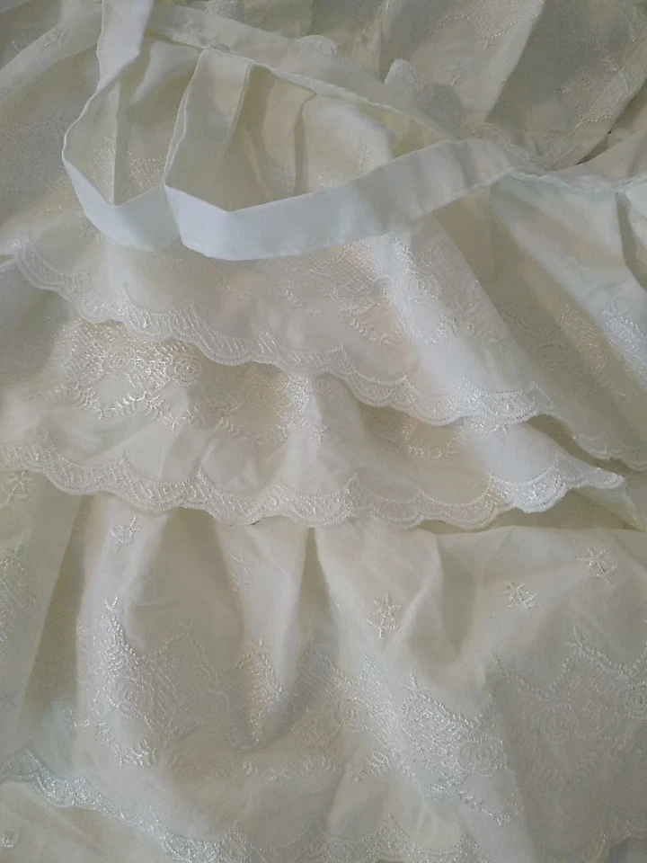 Cortina de cabecera Laura Ashley bordada con volantes 4 paneles 40" x 92" Foto 3 de 4