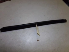 2004 Pontiac Grand Prix Passenger Front Lower Inner Window Glass Seal GMX8870388