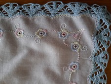 Taschentuch f&uuml;r Damen, handgearbeitet, mit Blumen, hellblau umrandet