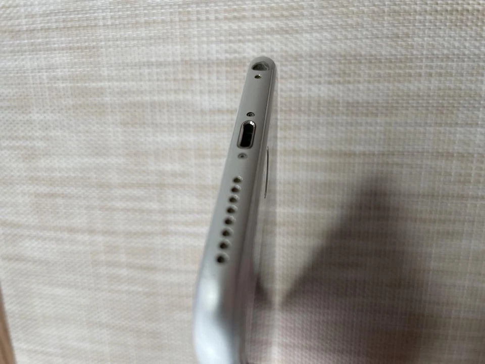 Apple iPhone 6s Plus 32GB Silver SIM Free Smartphone 6.2 x 3.1 Inch Mobile Phone - Image 4 of 4