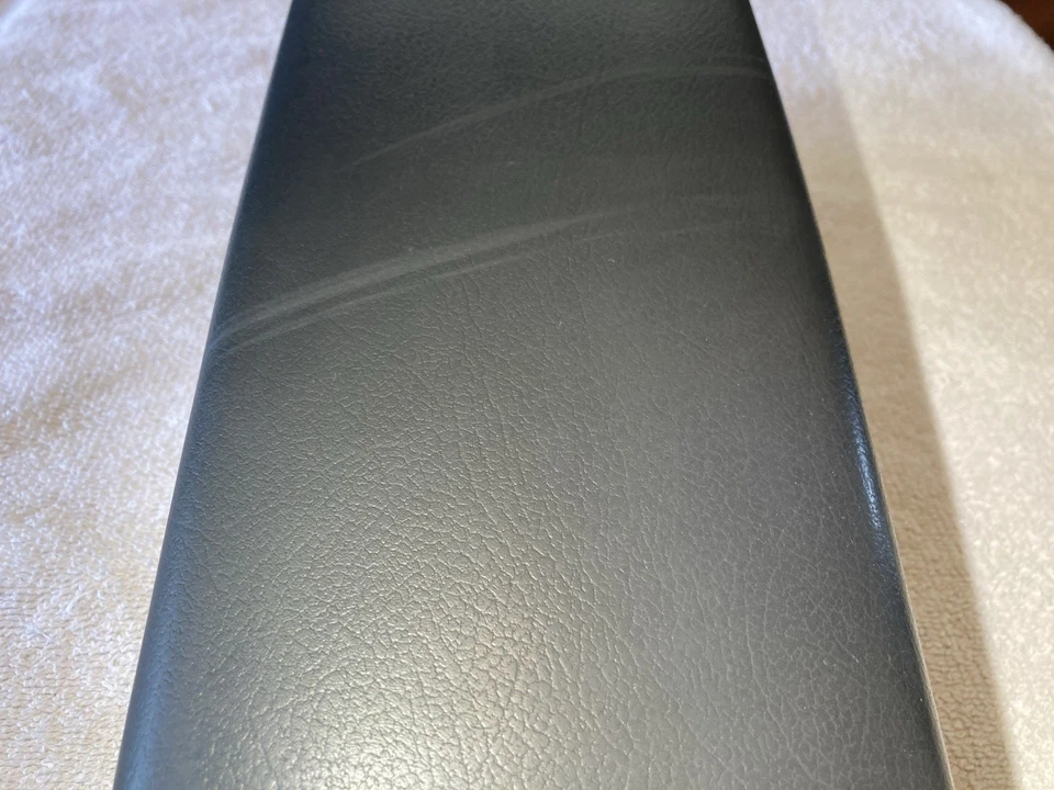 1996 - 1997 年日产皮卡中心控制台存储盖扶手深灰色/黑色原始设备制造商 — 第 3/4 张图片