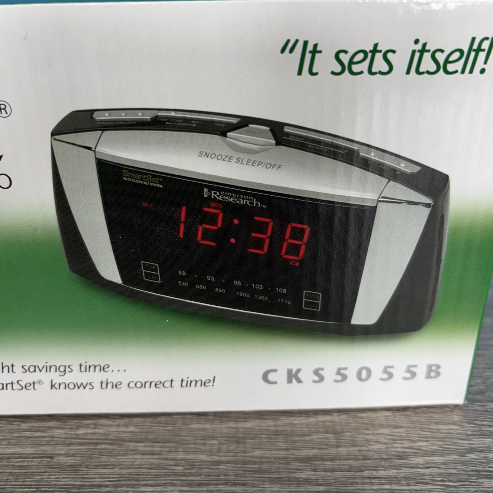 Easy to Reaad Emerson Research Smart Set Dual Alarm Clock Radio CKS5055B