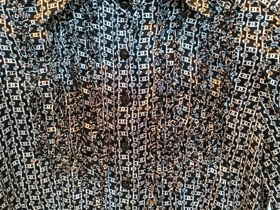 Top Bebe Seda Botón Adornado Manga Mediana Volantes Negro Sofisticado Preppy Foto 4 de 4